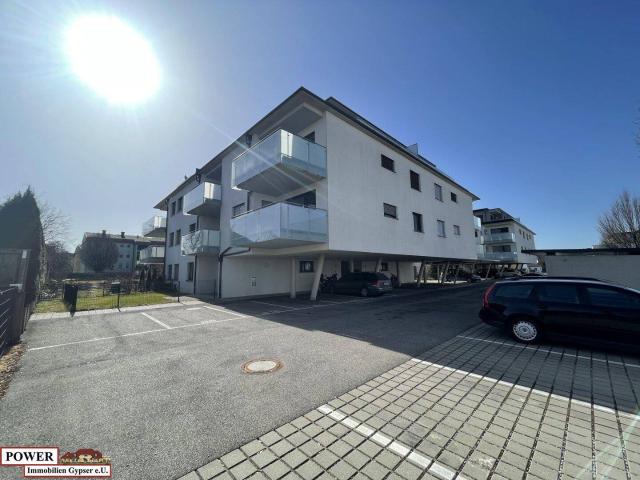 Neuwertige 3 Zimmer Wohnung mit großen Balkon & Carport!
