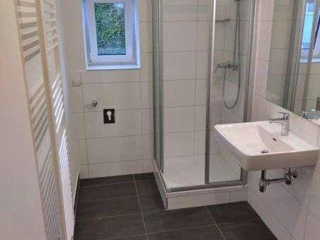 Neuwertige 3 ZIMMER Wohnung, ruhiger Balkon, extra Küche möbliert, Bad mit Dusche / WC und Fenster!
