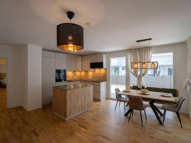 Neuwertige 3 Zimmer Wohnung unweit Auhofcenter mit 95 m² Eigengarten, Wellnessbereich & Top Anbindung