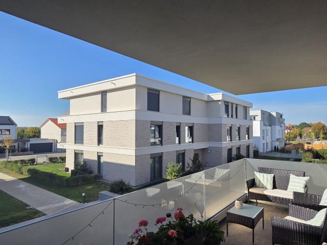 Neuwertige 4,5 Zimmerwohnung mit Balkon und Tiefgaragenstellplatz