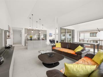 Neuwertige 4,5 Zimmer Dachwohnung mit viel Stauraum