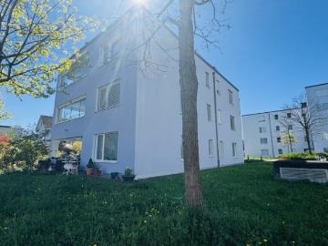 Neuwertige 4.5 Zimmer EG Wohnung, 2 Nasszellen, Loggia, Gartenanteil, Lift, Keller und 1 AEHP