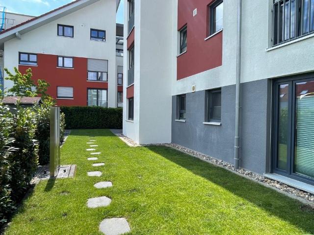 Neuwertige 4,5 Zimmer Erdgeschosswohnung mit Garten