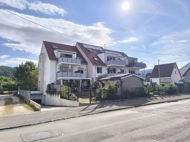 Neuwertige 4,5 Zimmer Maisonette Wohnung mit TG Stellpl. und Albtrauf Blick