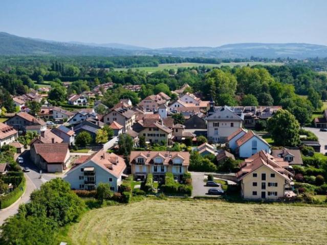 Neuwertige 4.5 Zimmer Wohnung in Gingins Minergie, Terrasse, Blick ins Grüne