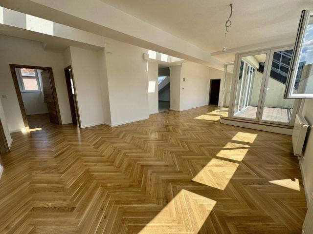 Neuwertige 4 Zi DG Wohnung mit Terrasse in 1210 Wien – 153m², eigener Aufzug!