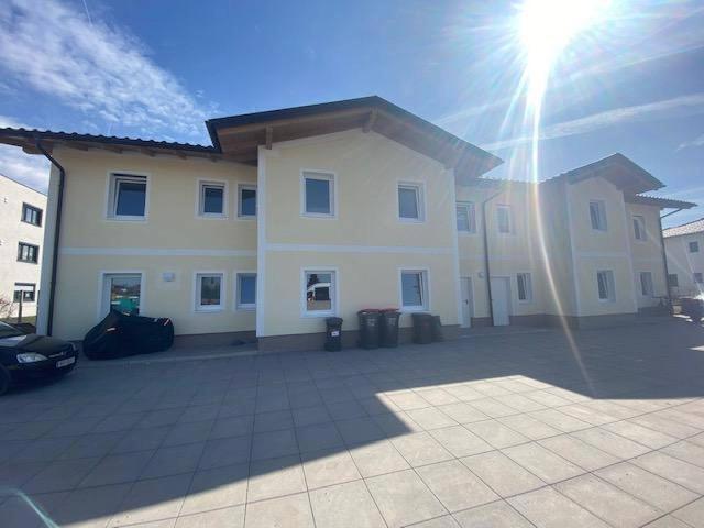 Neuwertige 4 Zi. Wohnung in Mauerkirchen mit Balkon, 2 Stellplätzen im Obergeschoss