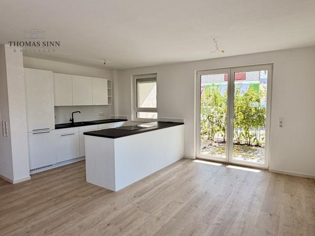 NEUWERTIGE 4 ZIMMER MAISONETTE WOHNUNG MIT BALKON UND 2 AUßENSTELLPLÄTZEN IN RUHIGER LAGE