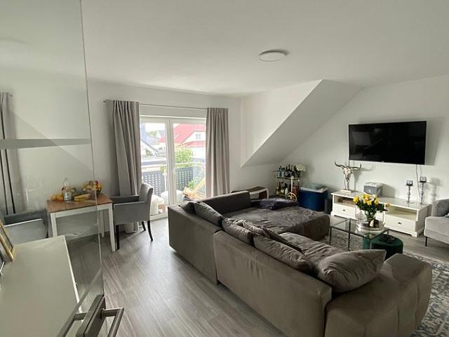 Neuwertige 4 Zimmer Wohnung mit Balkon