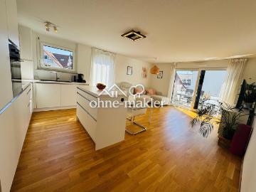 Neuwertige 4 Zimmer Wohnung mit EBK, gr. Balkon, Tiefgaragen & Außenstellplatz