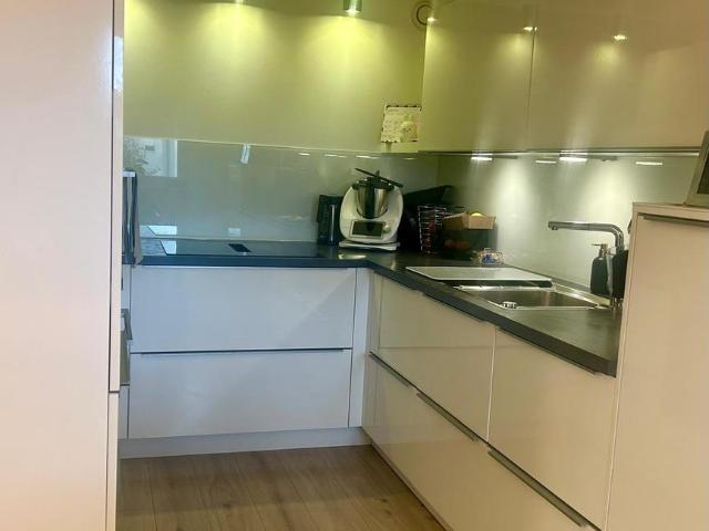 Neuwertige 4 Zimmerwohnung mit Tiefgaragenstellplatz, Keller