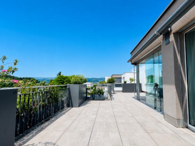 Neuwertige 5.5 Zimmer Attikawohnung mit grosser Terrasse, 2 Nasszellen und 3 AEHP