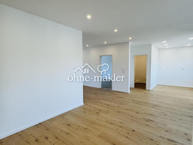 Neuwertige 6 Zimmer Wohnung mit Einbauküche, Hauswirtschaftsraum und 2 Balkonen