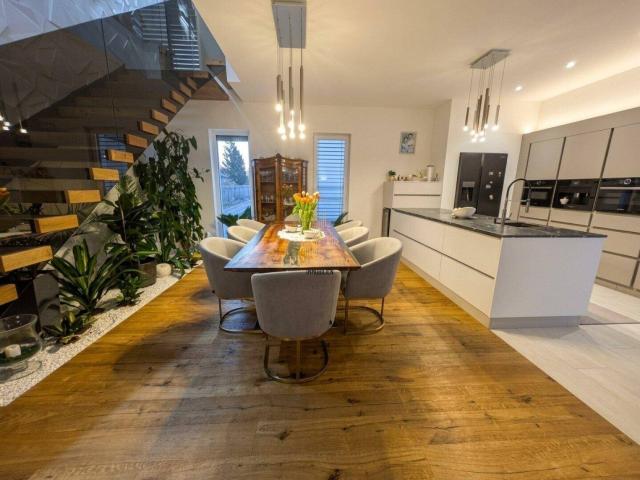 Neuwertiges 5 Zi. Einfamilienhaus in Wels mit Pool, Garten, Terrasse, Klima, Kamin & Garage zu mieten!