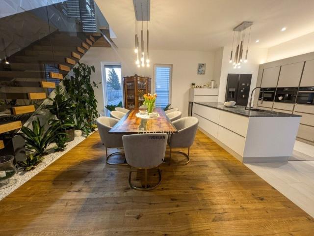 Neuwertiges 5 Zi. Einfamilienhaus in Wels mit Pool, Garten, Terrasse, Klima, Kamin & Garage zu Mieten!