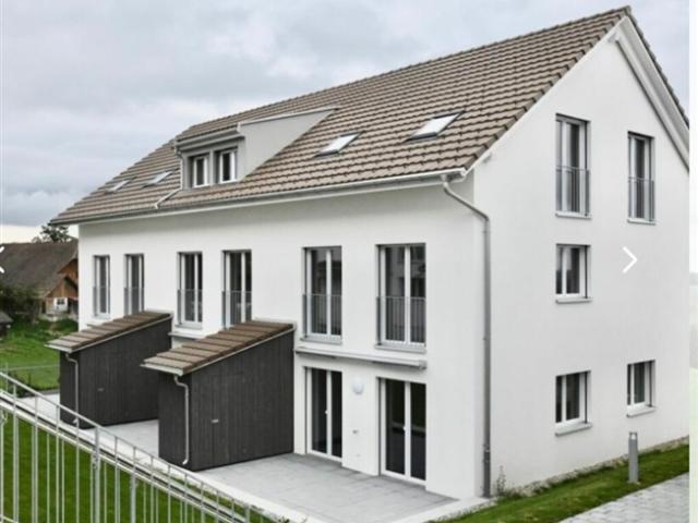 Neuwertiges 6.5 Zimmer Reihen Eckhaus an ruhiger Lage