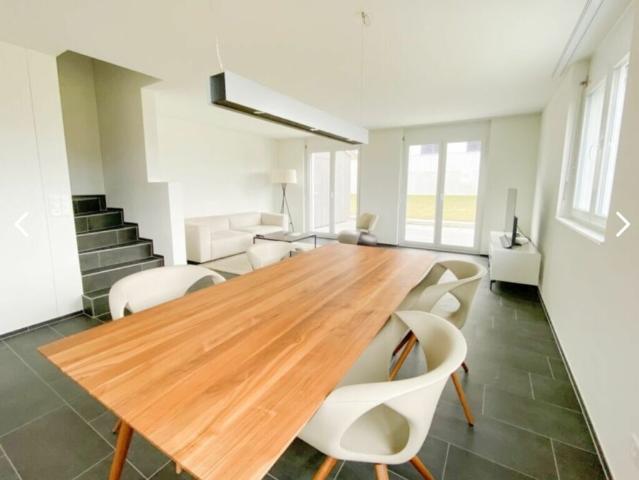 Neuwertiges 6.5 Zimmer Reihen Eckhaus an ruhiger Lage