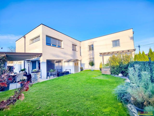 Neuwertiges Wohnhaus mit 5 Einheiten. Ideal Autobahn Anbindung mit vielfältigem Potential