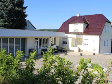 Neuwertiges Wohnhaus mit angeschlossenem Bürogebäude und Garage