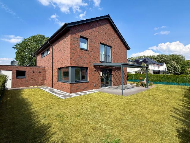 Neuwertiges Wohnhaus mit Einliegerwohnung, Sauna und großzügigem Platzangebot