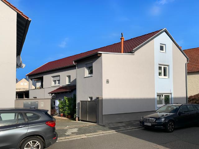 Neuwertiges Zweifamilienhaus in ruhiger Lage mit großem Garten