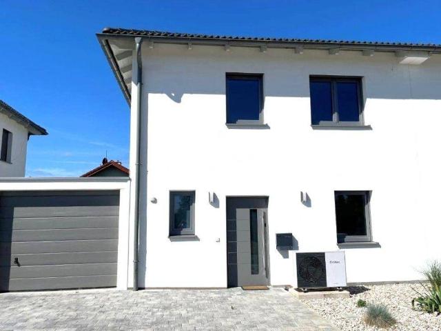 Neuwertiges Doppelhaus mit Garten