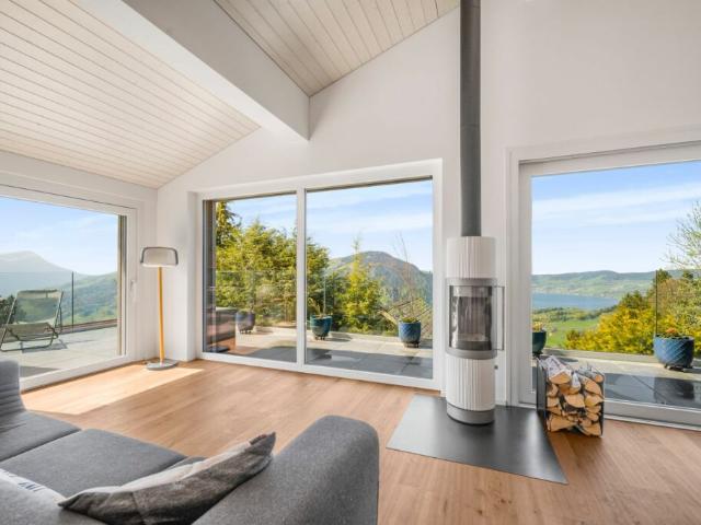 Neuwertiges Einfamilenhaus mit Voralpen Panorama, 30 Min. nach Zug