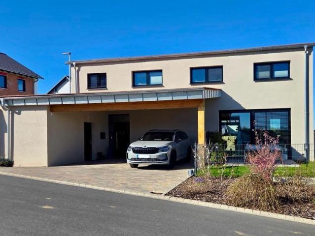 Neuwertiges Einfamilienhaus aus Baujahr 2022 mit Gartenoase
