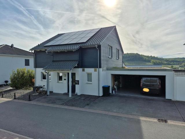 Neuwertiges Einfamilienhaus in Top Lage, direkt an der Grenze