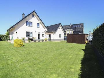 Neuwertiges Einfamilienhaus mit Fußbodenheizung, Kamin, Garage und schönem Garten in Niederntudorf