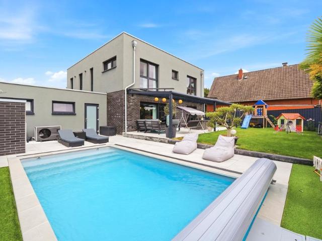 Neuwertiges Einfamilienhaus mit Pool, Doppelgarage und Carport
