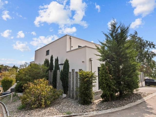 Neuwertiges Einfamilienhaus mit Pool und Weitsicht