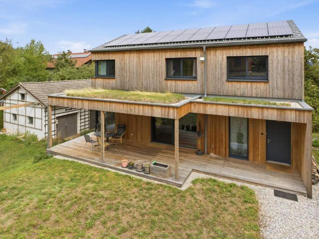Neuwertiges Einfamilienhaus mit überdachter Terrasse und großzügiger Garage