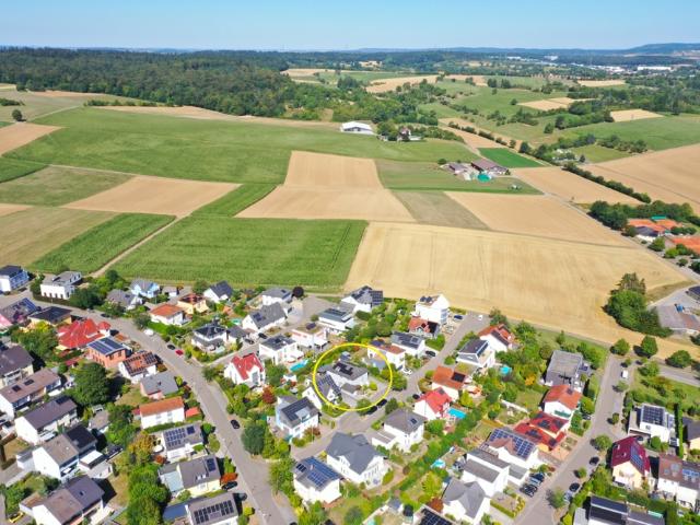 NEUWERTIGES FAMILIENHAUS MIT GROßER EINLIEGERWOHNUNG, 2 EBK, WÄRMEPUMPE IN SEHR SCHÖNER LAGE.