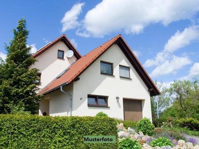 Neuwertiges Familienhaus mit großzügigem Wohnbereich, Terrasse & Doppelgarage