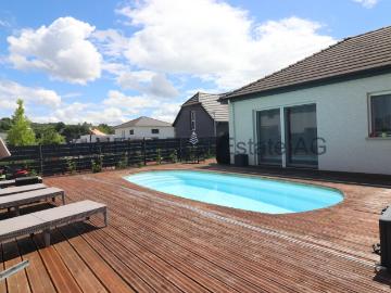 Neuwertiges Familienhaus mit Pool und Spielplatz