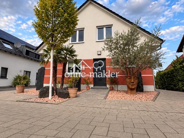 Neuwertiges Haus mit Pool in verkehrsberuhigter Straße
