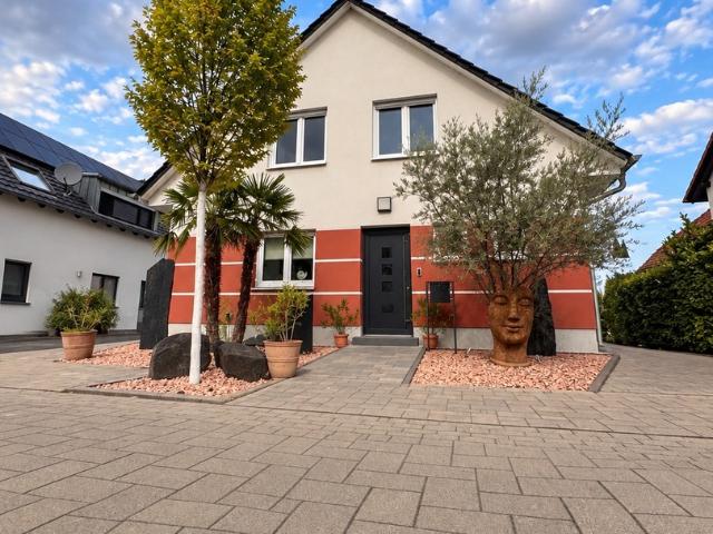 Neuwertiges Haus mit Pool in verkehrsberuhigter Straße