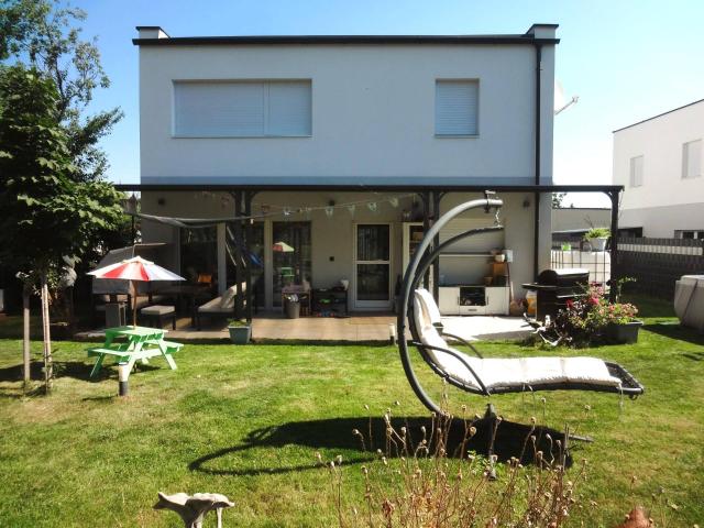 NEUWERTIGES HAUS MIT SCHÖNEM GARTEN!