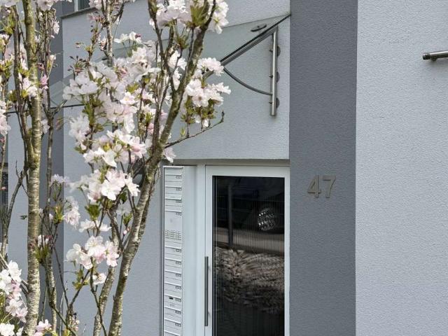 Neuwertiges Mehrfamilienhaus mit 12 Parteien