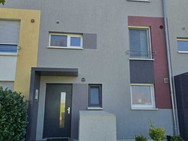 Neuwertiges modernes Reihenhaus am Feldrand