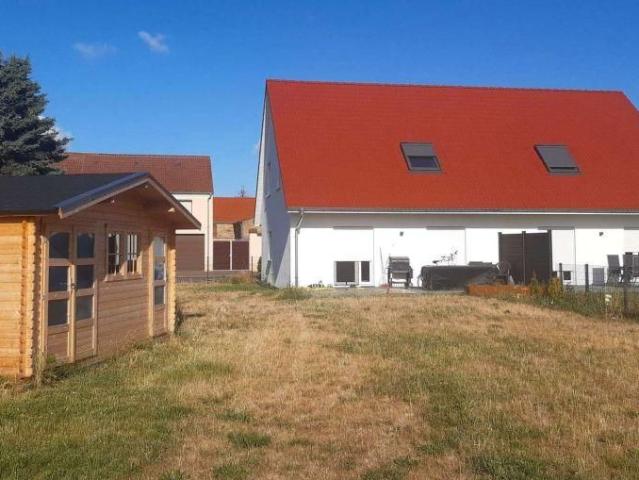 Neuwertiges Niedrigenergiehaus mit Einbauküche, Garten und Gartenhaus