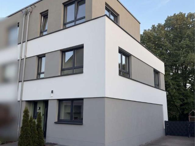 Neuwertiges Reiheneckhaus mit Dachterrasse & Garten in zentraler Lage von Duisburg