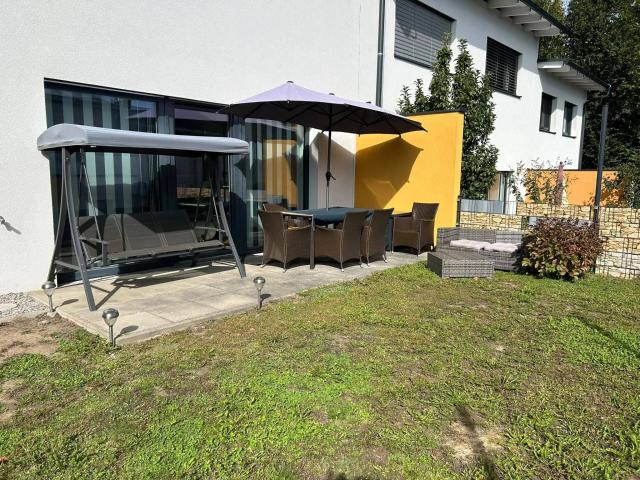 Neuwertiges Reihenhaus mit Garten, Terrasse und Garage in Kirchschlag