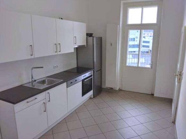 Neuwertiger 2 ZIMMER Altbau, sonniger West Balkon, extra Küche möbliert, Bad mit Wanne, extra WC!