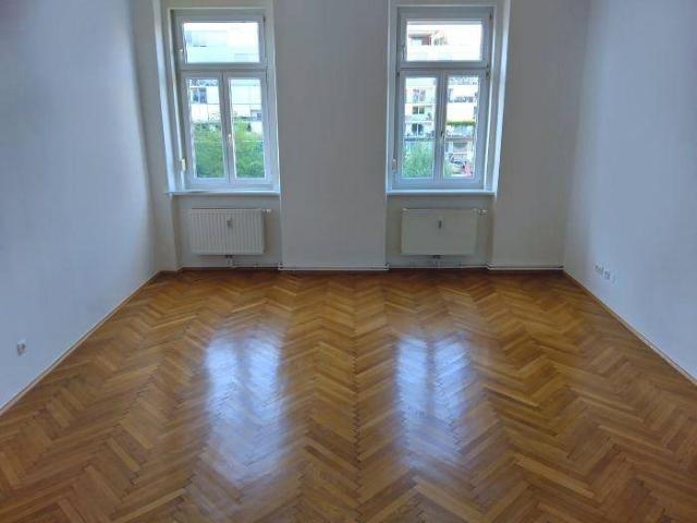 Neuwertige 4 ZIMMER Wohnung, ruhige Terrasse 24m², extra Küche möbliert, großes Badezimmer, extra WC