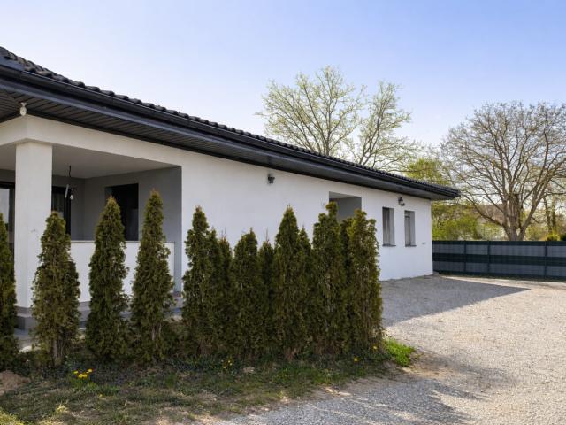 Neuwertiger Bungalow mit 4 Schlafzimmern