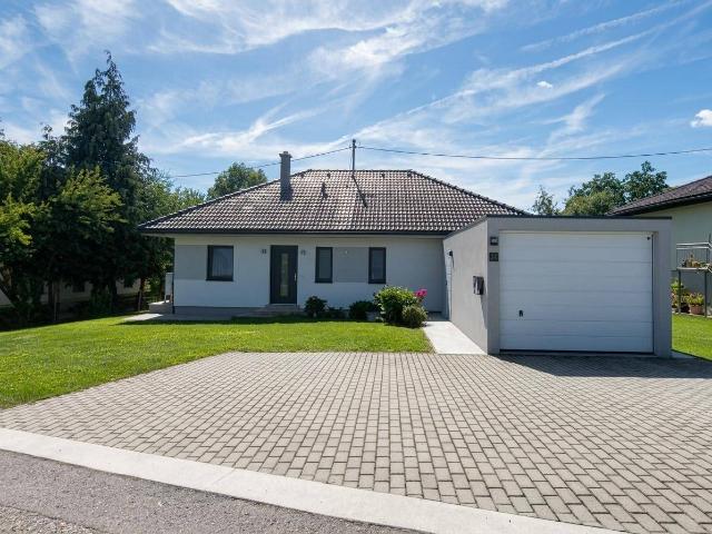 Neuwertiger Bungalow mit großem Grundstück