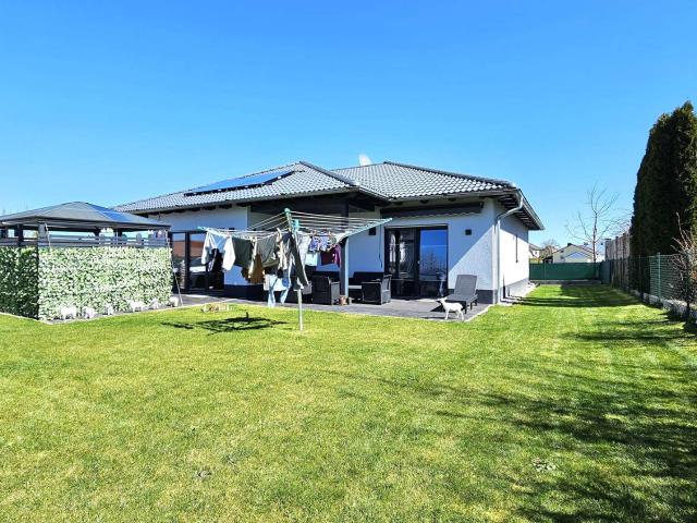 Neuwertiger Bungalow mit Einliegerwohnung & hoher Energieeffizienz