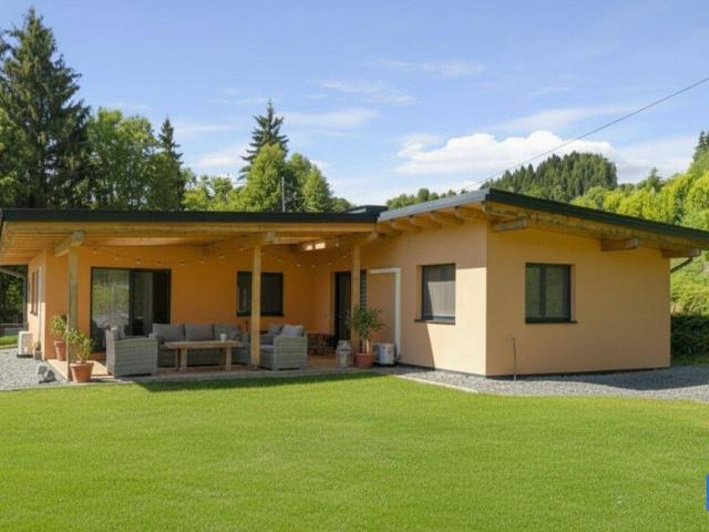 Neuwertiger Bungalow mit XL Garten und Pool in Ruhelage